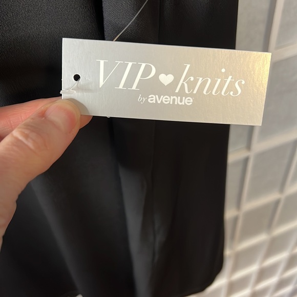 Woman’s Avenue Top Black Short Sleeve With White Flower Design Size 24W - Picture 5 of 8